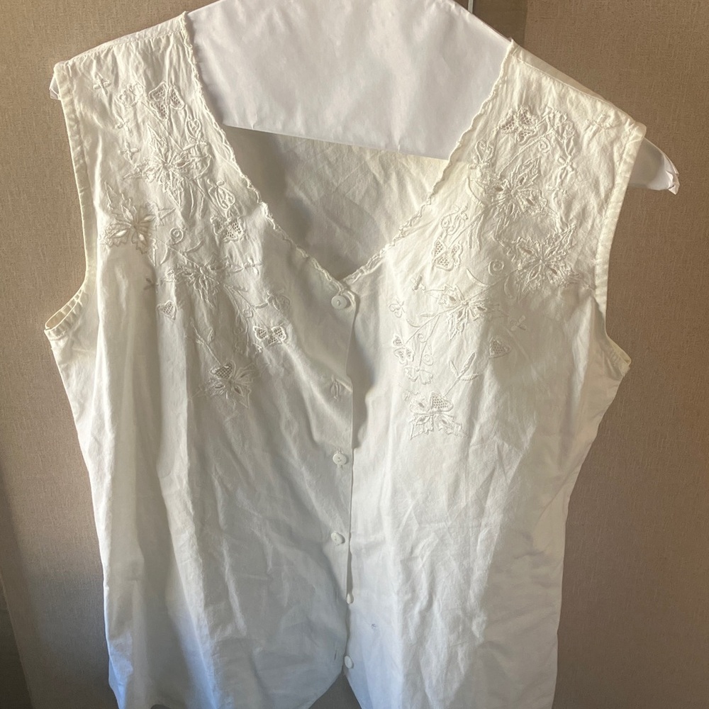 FINAL MARKDOWN Embroidered White cotton Sleeveless Top small